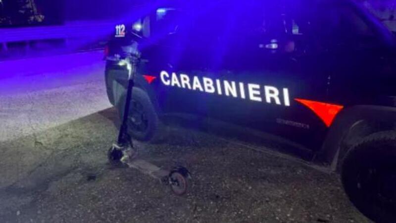 Guida il monopattino elettrico da ubriaco: i Carabinieri lo beccano e gli ritirano la patente