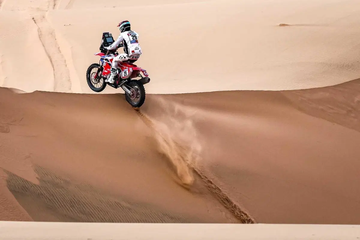 Dakar 2025. T8. Bel colpo sincrono di Sanders, KTM, e Latagan, Toyota [VIDEO]