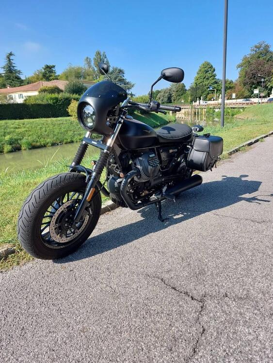 Moto Guzzi V9 Bobber (2016 - 18) (3)