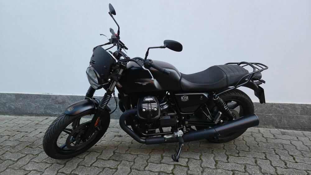 Moto Guzzi V7 Stone (2021 - 25) (3)