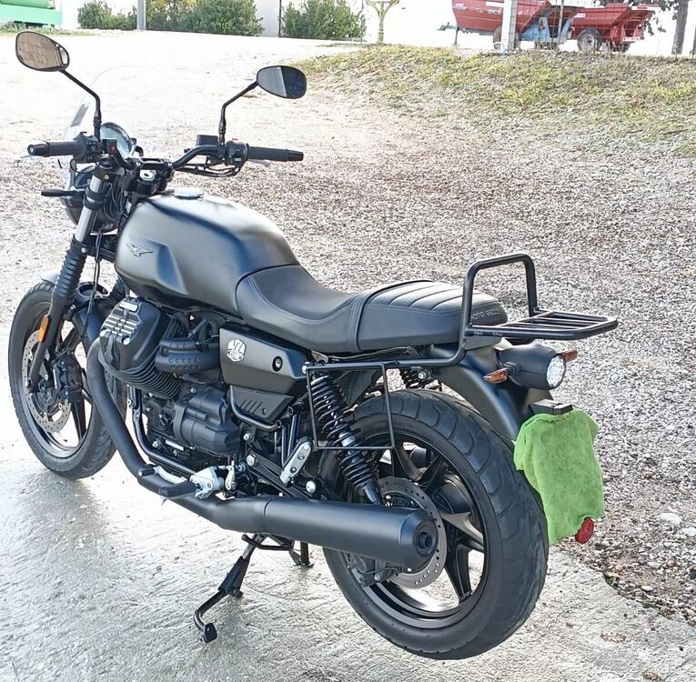 Moto Guzzi V7 Stone (2021 - 25) (3)