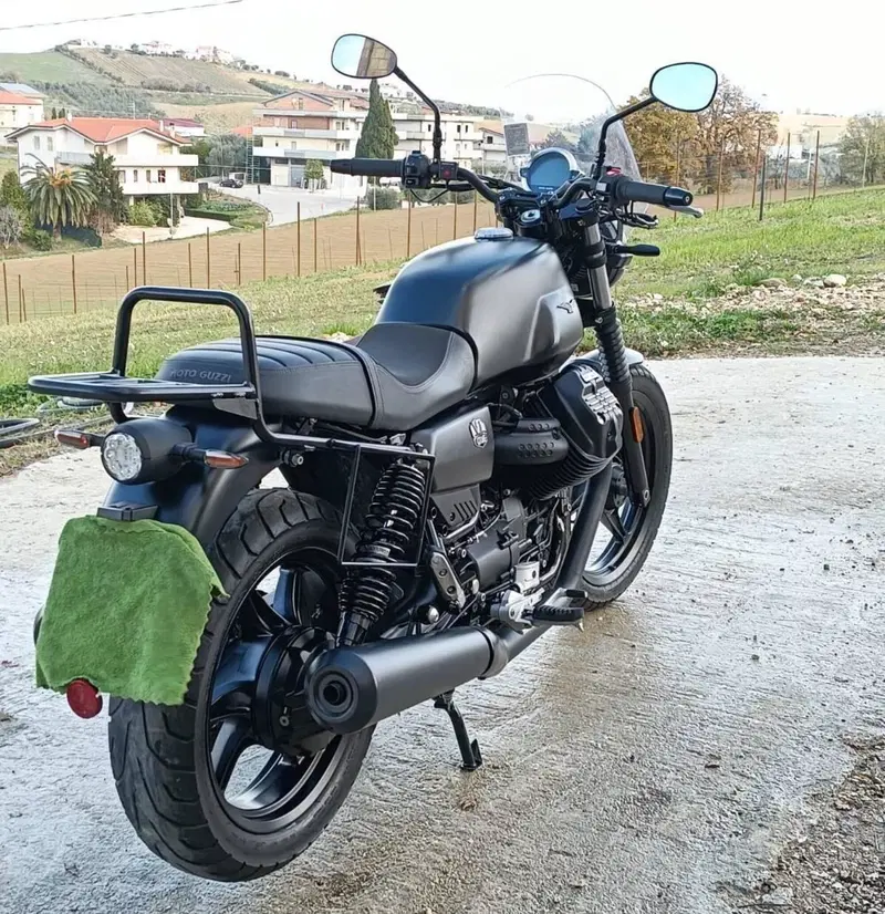 Moto Guzzi V7 Stone (2021 - 24) (4)
