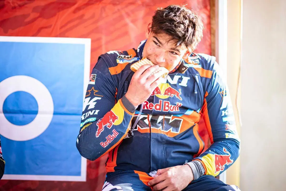 Dakar 2025. T9. Sanders, KTM, resiste, Al Rajhi, Toyota, passa al comando [VIDEO]