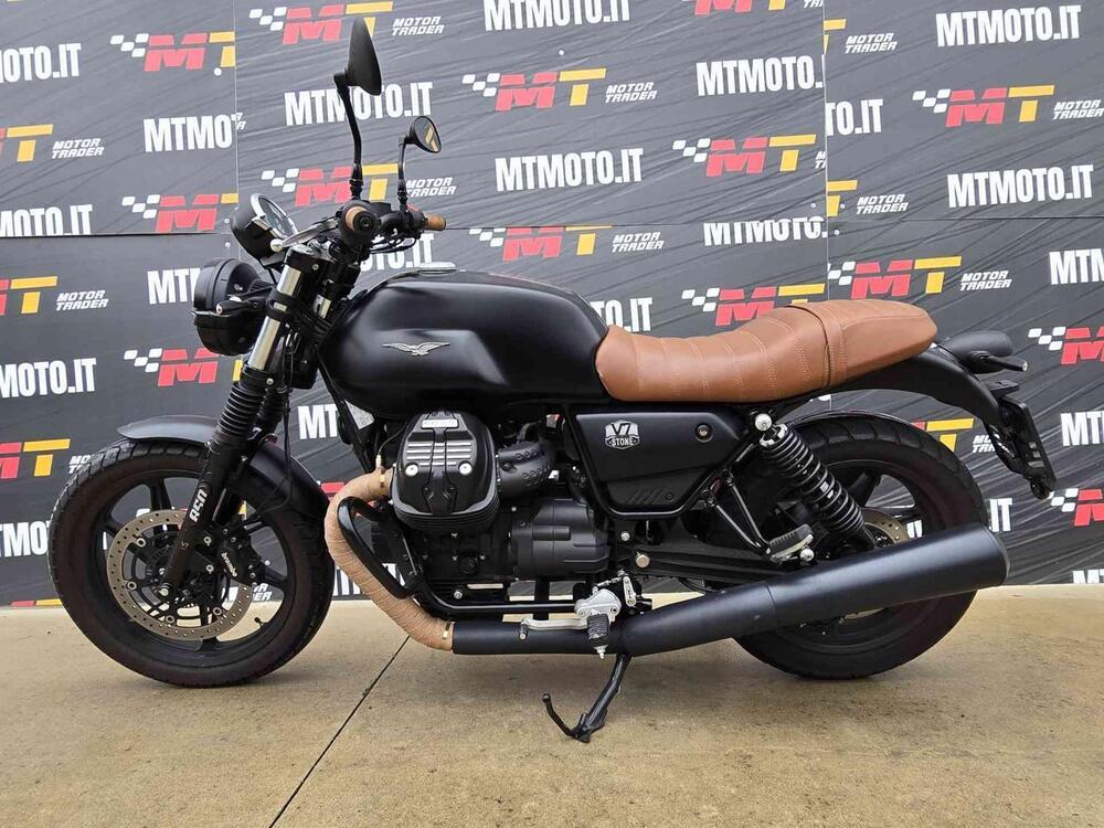 Moto Guzzi V7 Stone (2021 - 25) (2)