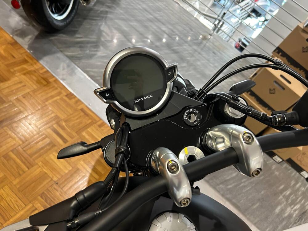 Moto Guzzi V9 Bobber (2021 - 25) (5)