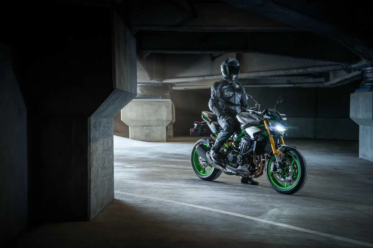 Svelato il prezzo delle Kawasaki Z900 e Z900 SE 2025: tenetevi forte! [VIDEO E GALLERY] (7)