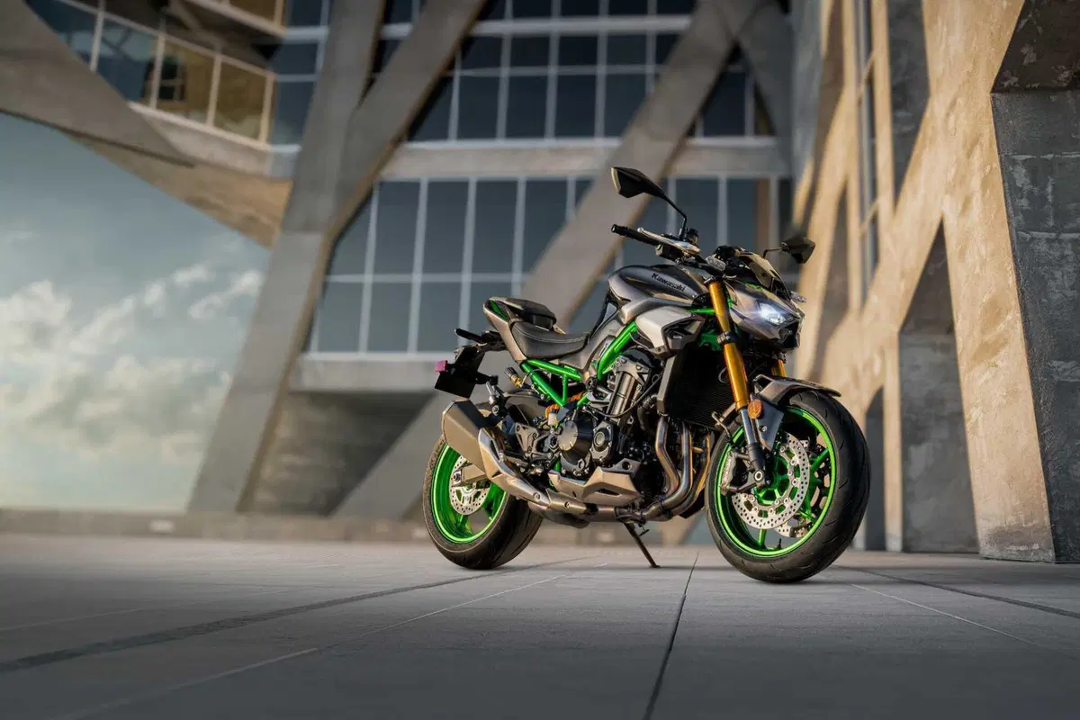 Svelato il prezzo delle Kawasaki Z900 e Z900 SE 2025: tenetevi forte! [VIDEO E GALLERY]