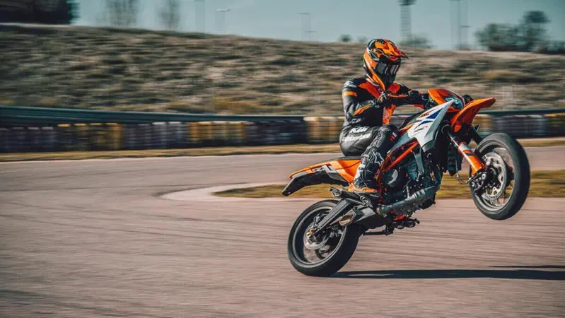 KTM SMC 125 R e 390 SMC R 2025: pi&ugrave; READY TO RACE di cos&igrave;!
