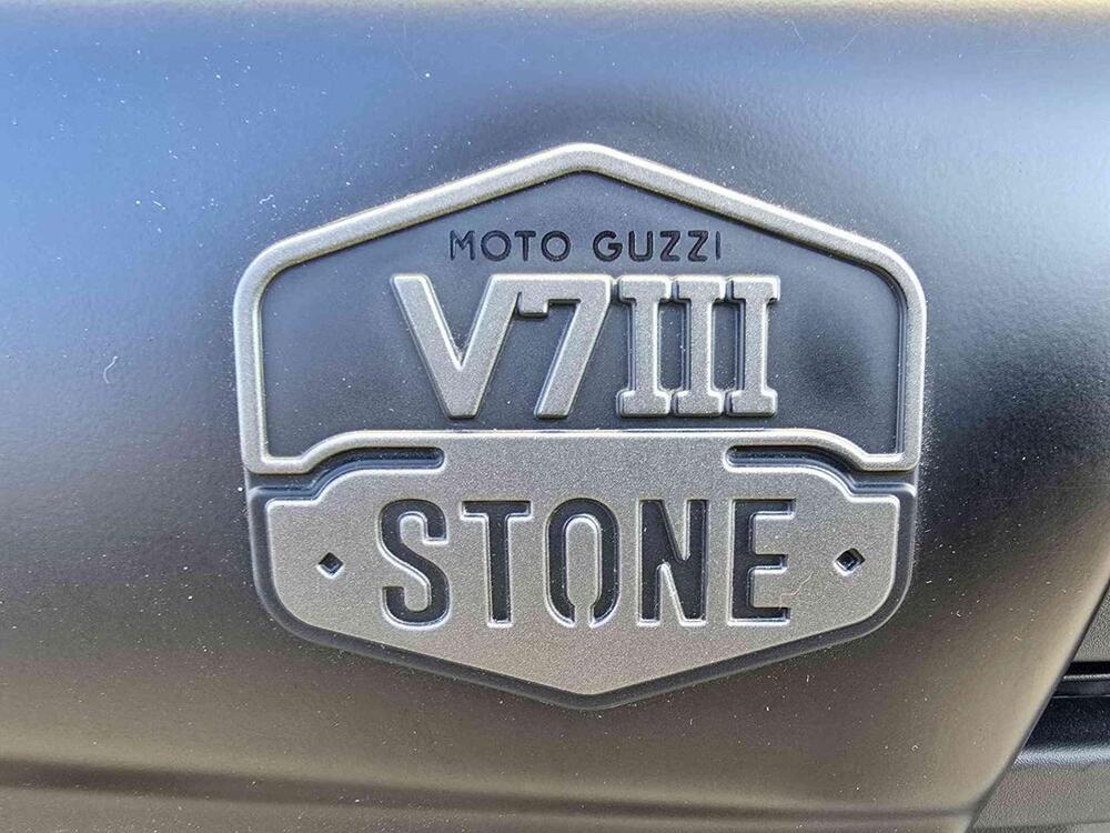 Moto Guzzi V7 III Stone (2017 - 20) (2)