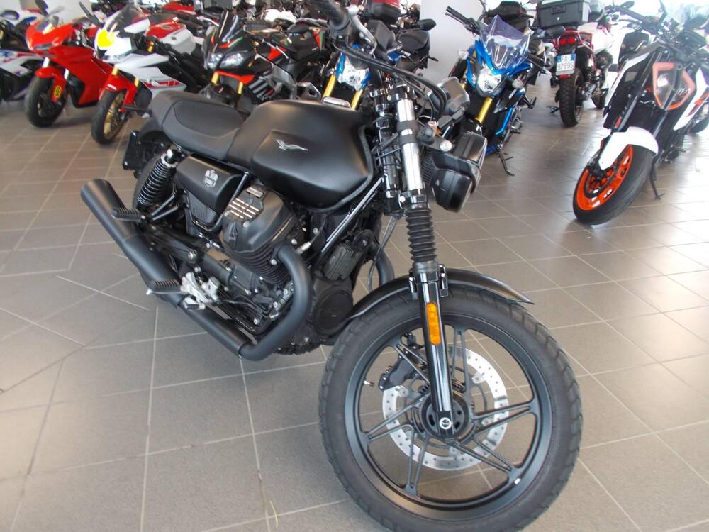 Moto Guzzi V7 Stone (2021 - 25)