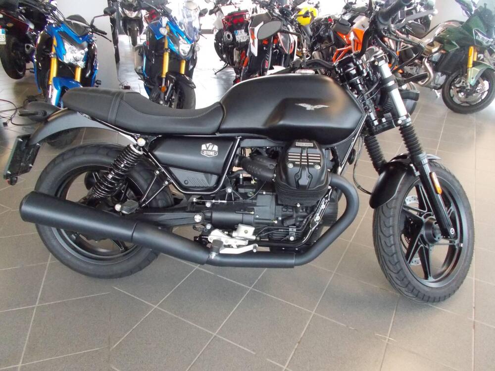 Moto Guzzi V7 Stone (2021 - 25) (2)