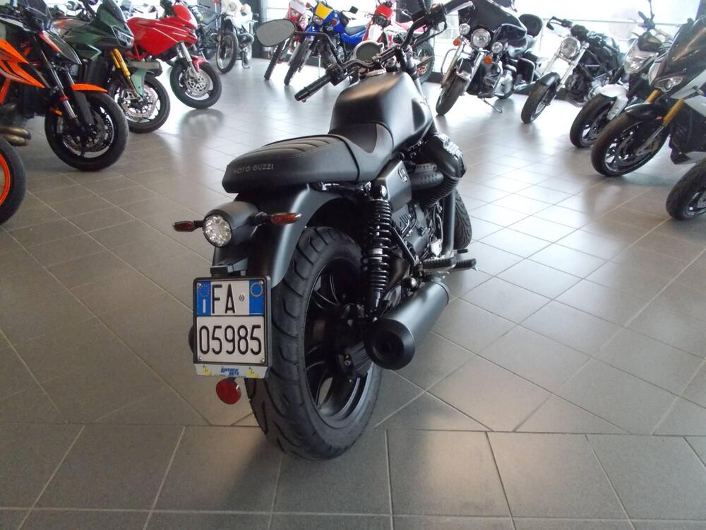 Moto Guzzi V7 Stone (2021 - 25) (3)