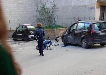 Ragusa, scappano dalla Polizia e poi si schiantano con lo scooter: 15enne in gravi condizioni