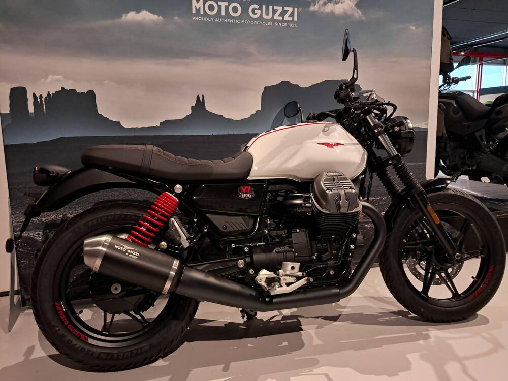 Moto Guzzi V7 Stone Ten (2024 - 25) (2)