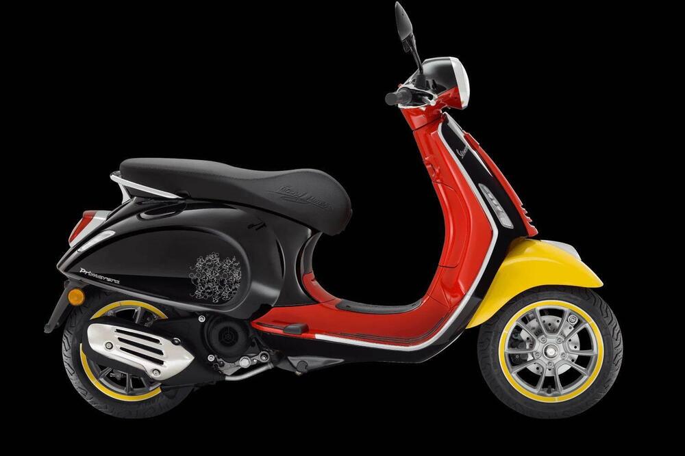 Vespa Primavera 125 Disney Mickey Mouse Edition by Vespa (2023 - 24)