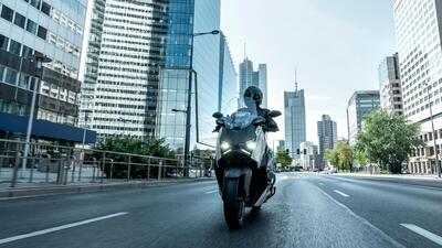 Yamaha XMAX 2025: rivoluzione per la gamma scooter. Ecco come cambiano