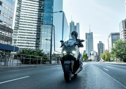 Yamaha XMAX 2025: rivoluzione per la gamma scooter. Ecco come cambiano