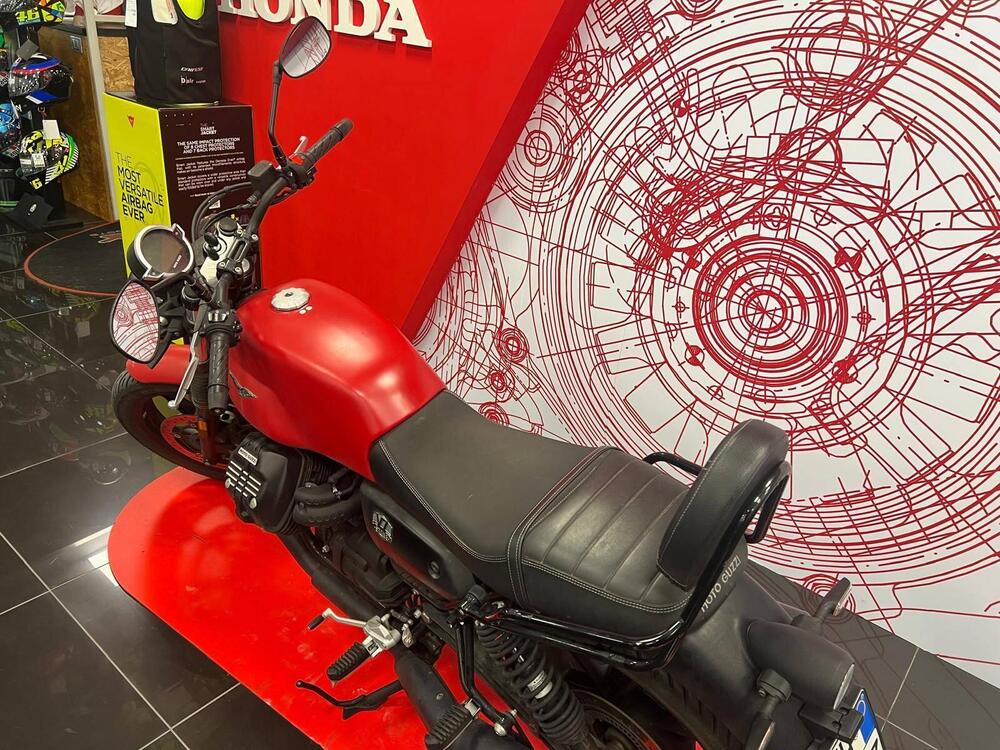 Moto Guzzi V7 Stone (2021 - 25) (4)