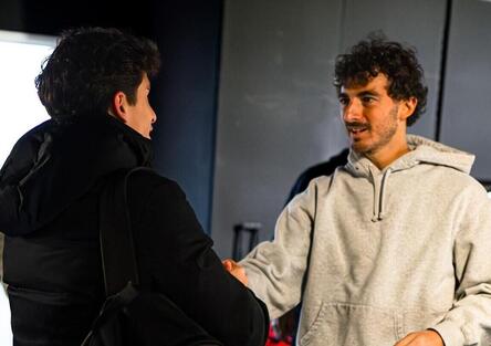 Bagnaia e Marquez, prime foto insieme, poi Pecco ha anche inaugurato una palestra per bambini e fatto visita alla Juve [VIDEO]