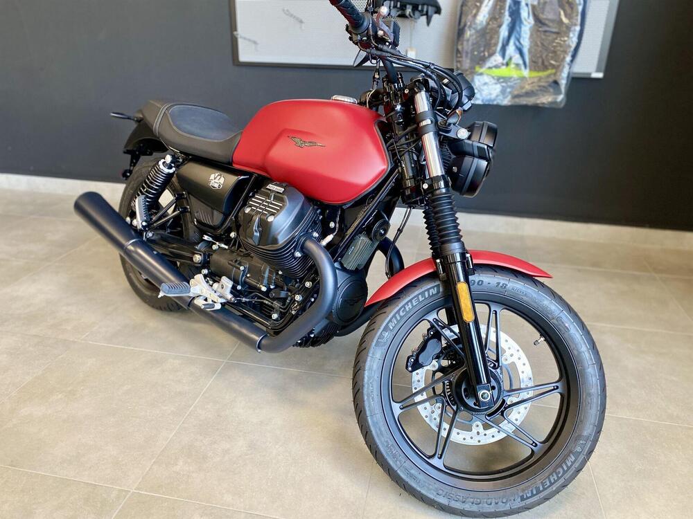 Moto Guzzi V7 Stone (2021 - 25)