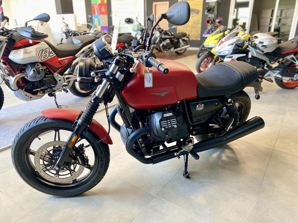 Moto Guzzi V7 Stone (2021 - 25) (2)