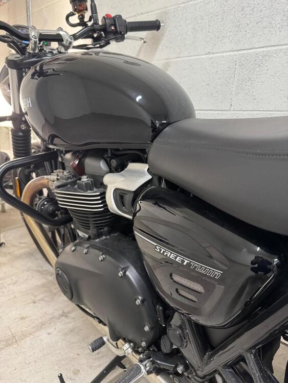 Triumph Street Twin 900 (2021 - 22) (5)