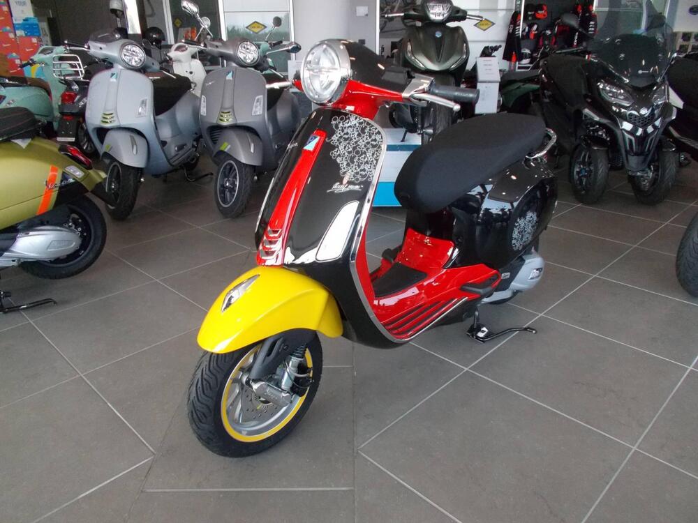 Vespa Primavera 125 Disney Mickey Mouse Edition by Vespa (2023 - 24) (2)