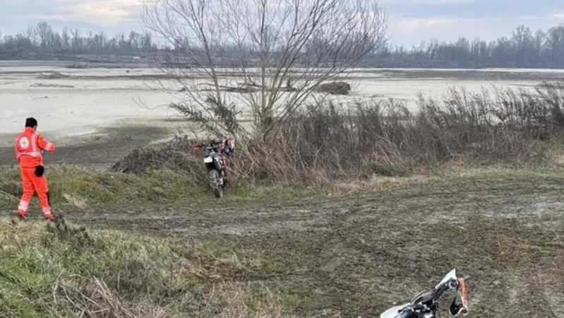 Un 59enne endurista perde la vita. Fatale l'infarto mentre spingeva la moto