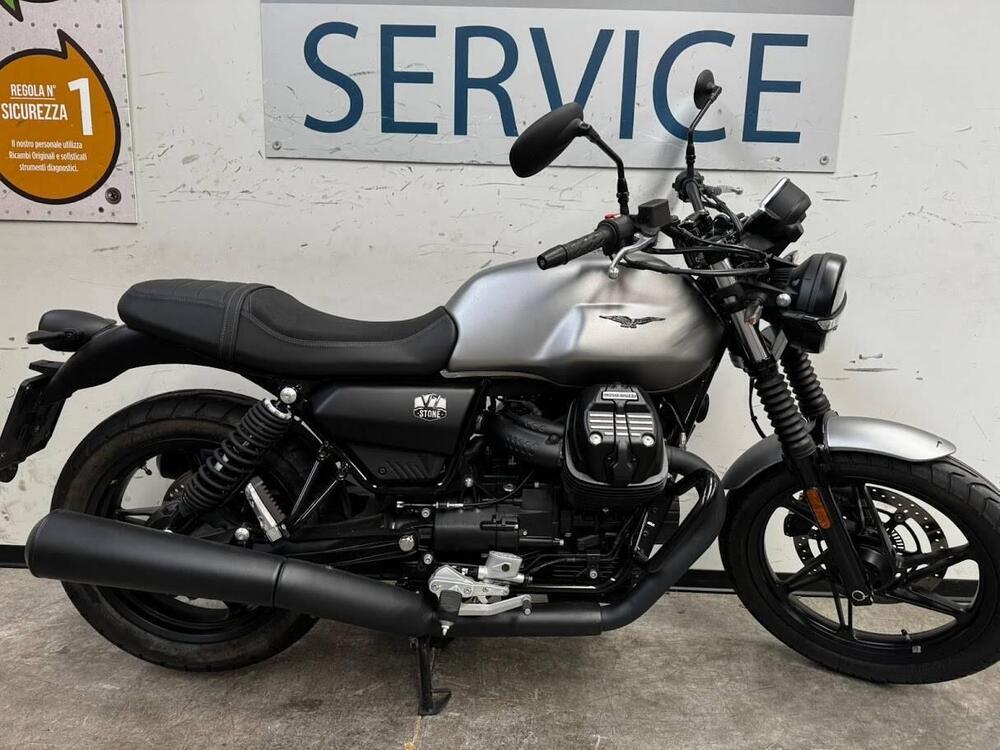 Moto Guzzi V7 Stone (2021 - 25)