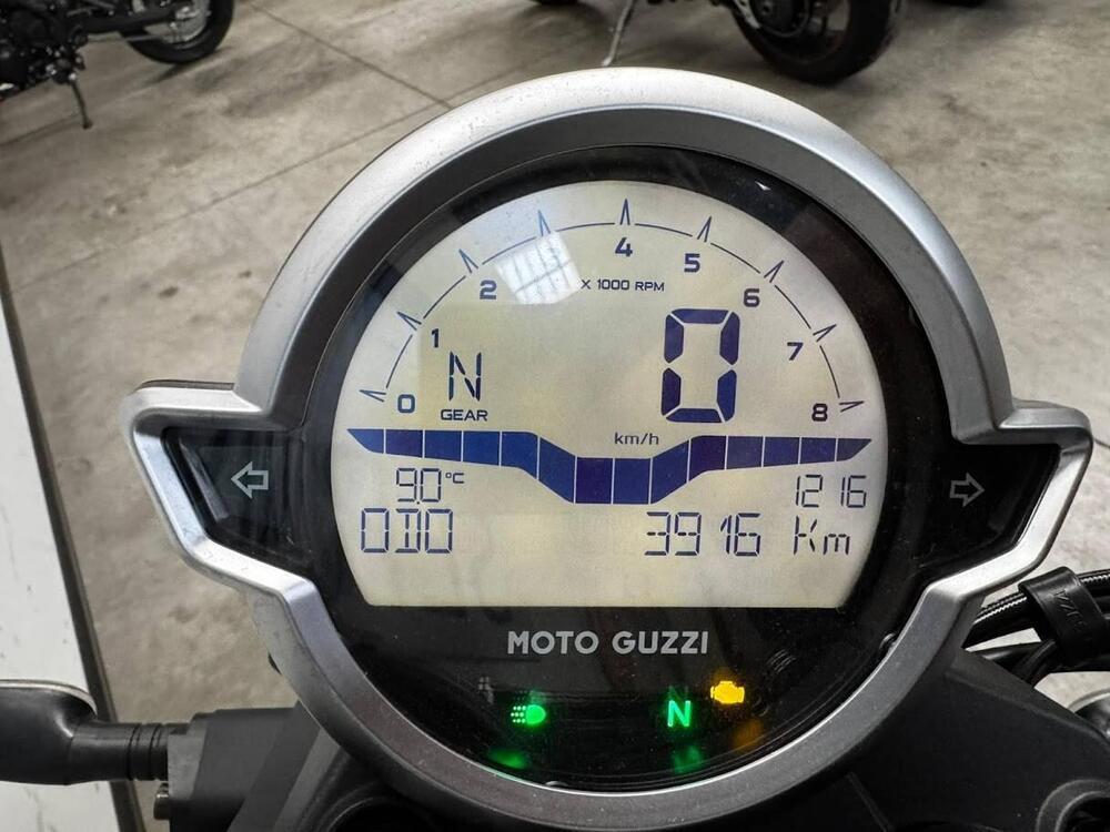 Moto Guzzi V7 Stone (2021 - 25) (4)