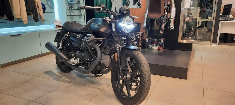 Moto Guzzi V7 Stone (2021 - 25) (2)