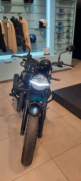 Moto Guzzi V7 Stone (2021 - 25) (3)