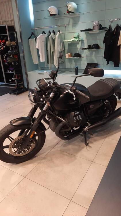 Moto Guzzi V7 Stone (2021 - 25) (5)