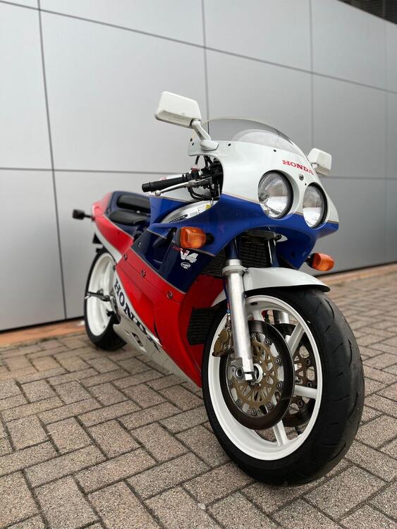 Honda VFR 750 R RC30 (2)