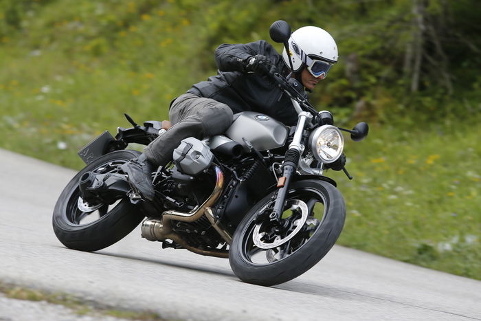 La Scrambler regala una guida immediata e divertente sui percorsi misti. E' ospitale col pilota, meno col passeggero