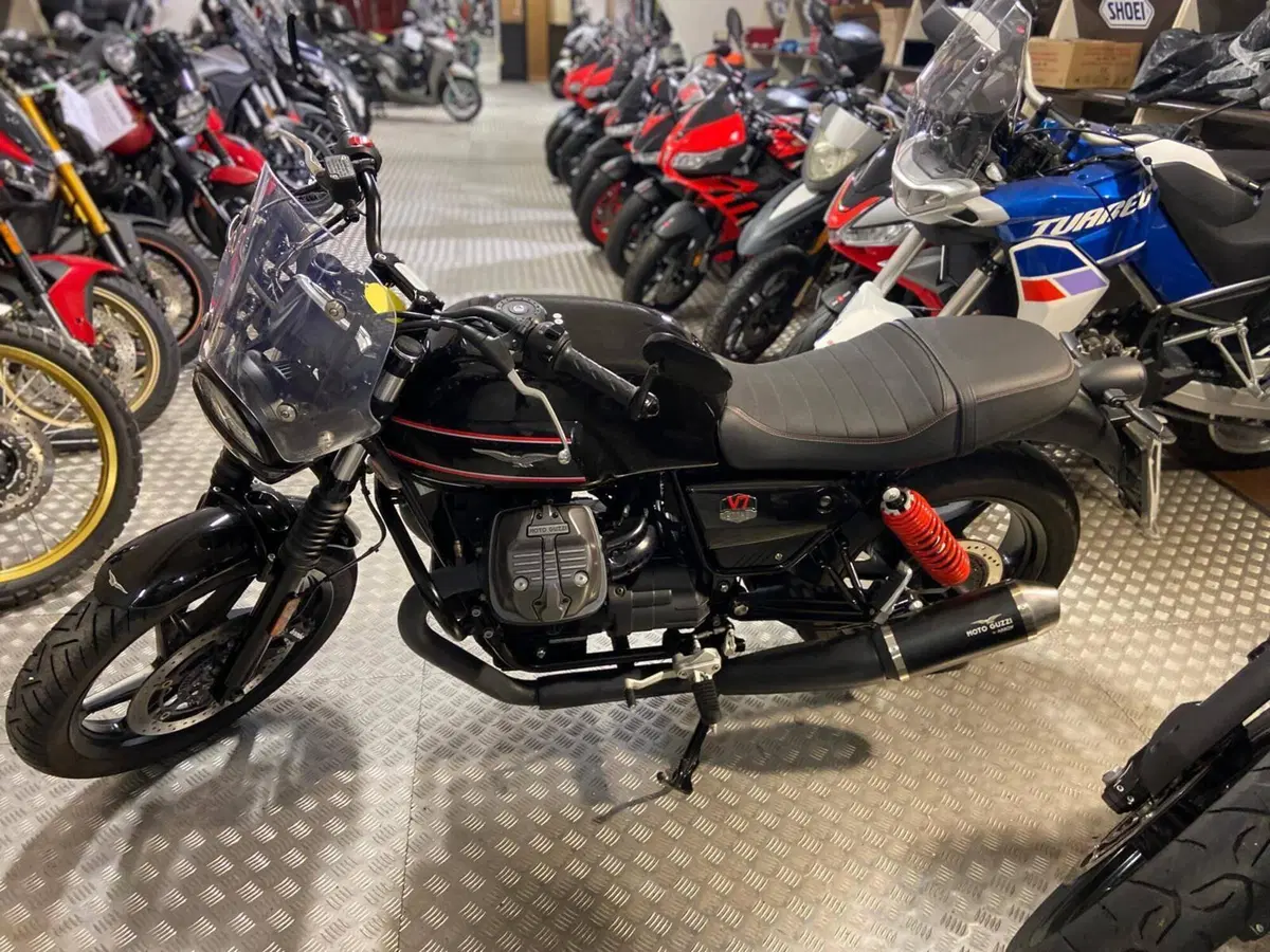 Moto Guzzi V7 Stone Special Edition (2022 - 25) (3)