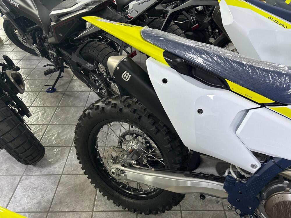 Husqvarna TE 300 (2024) (4)