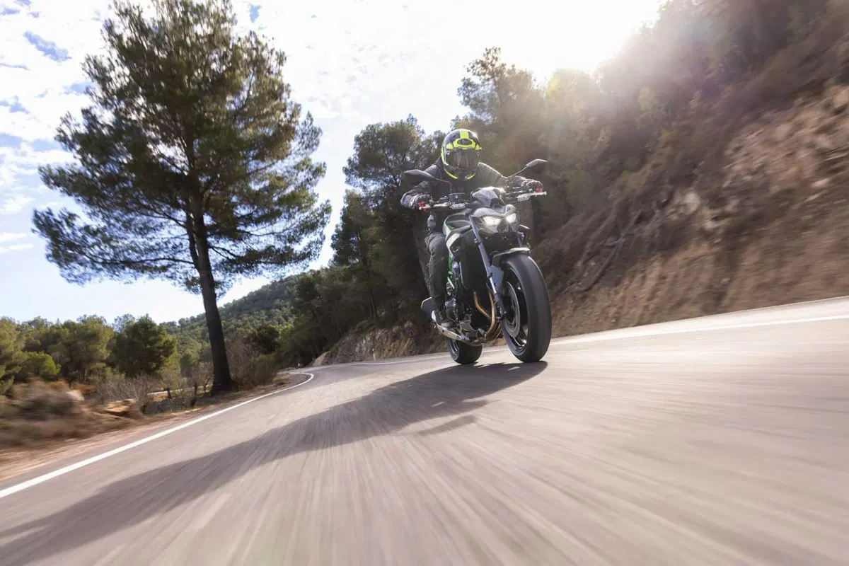 Kawasaki Z900 2025 TEST [VIDEO E GALLERY] (2)