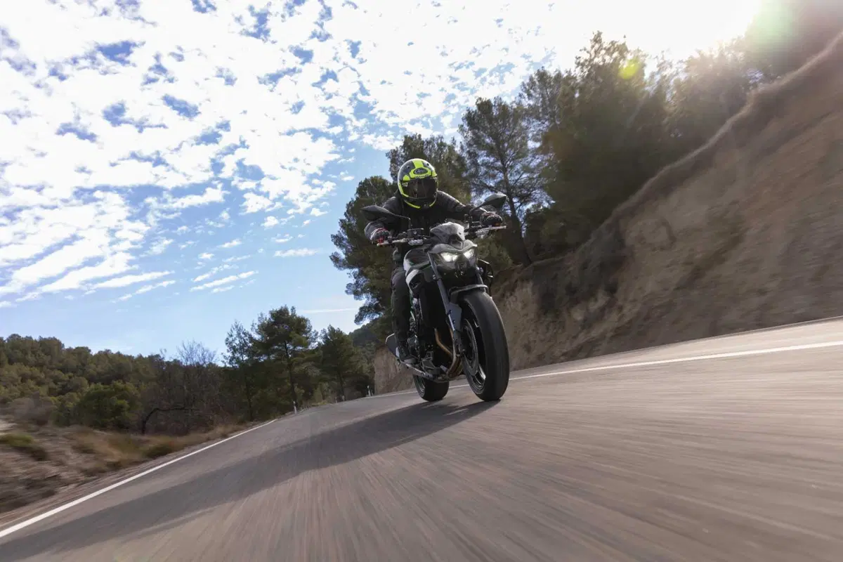 Kawasaki Z900 2025 TEST [VIDEO E GALLERY] (3)