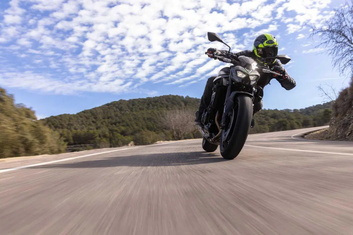 Kawasaki Z900 2025 TEST [VIDEO E GALLERY] (4)