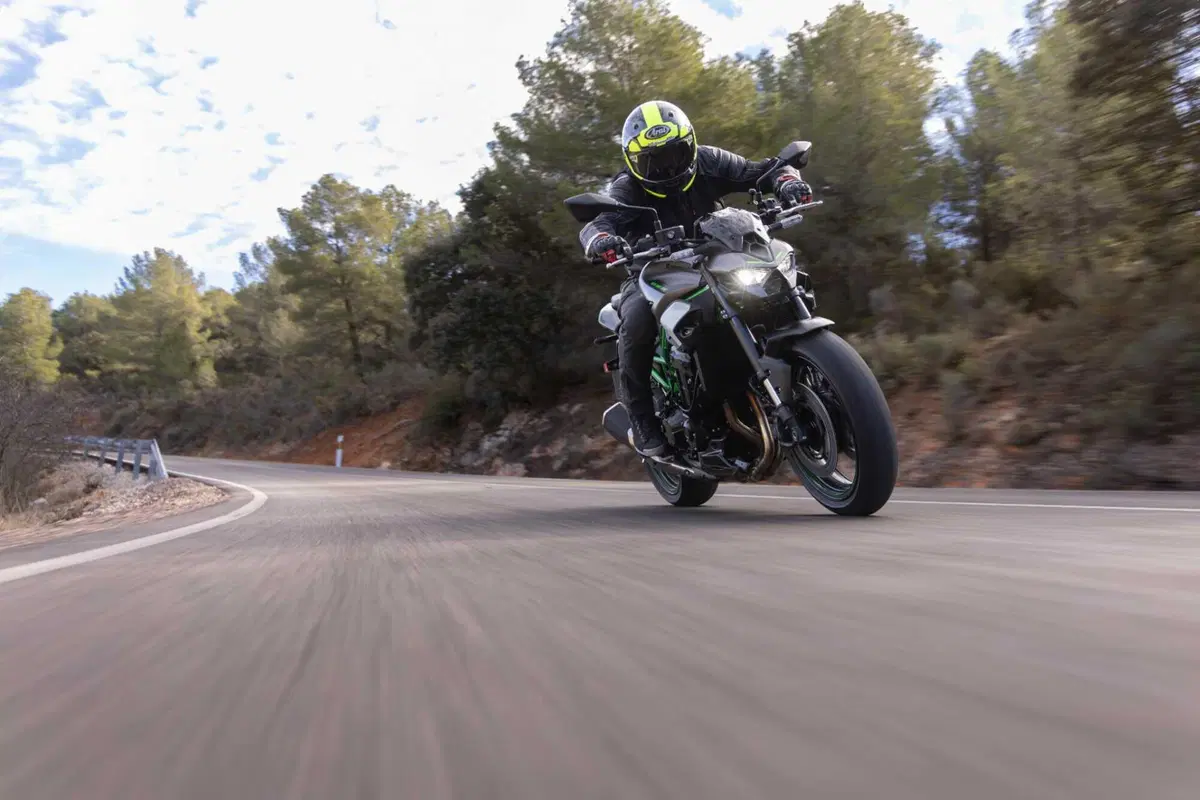 Kawasaki Z900 2025 TEST [VIDEO E GALLERY] (5)