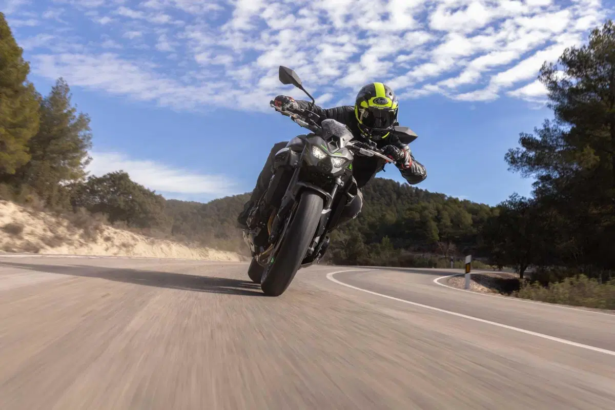 Kawasaki Z900 2025 TEST [VIDEO E GALLERY] (6)