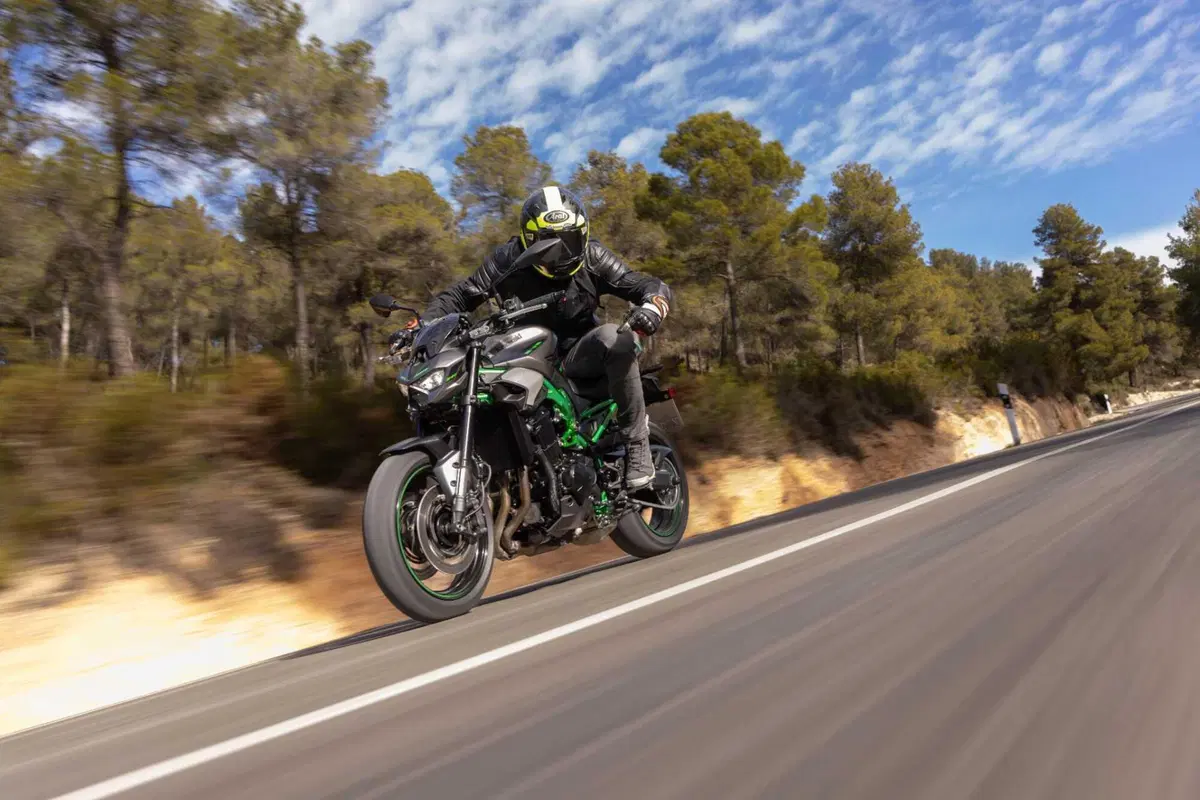 Kawasaki Z900 2025 TEST [VIDEO E GALLERY] (7)