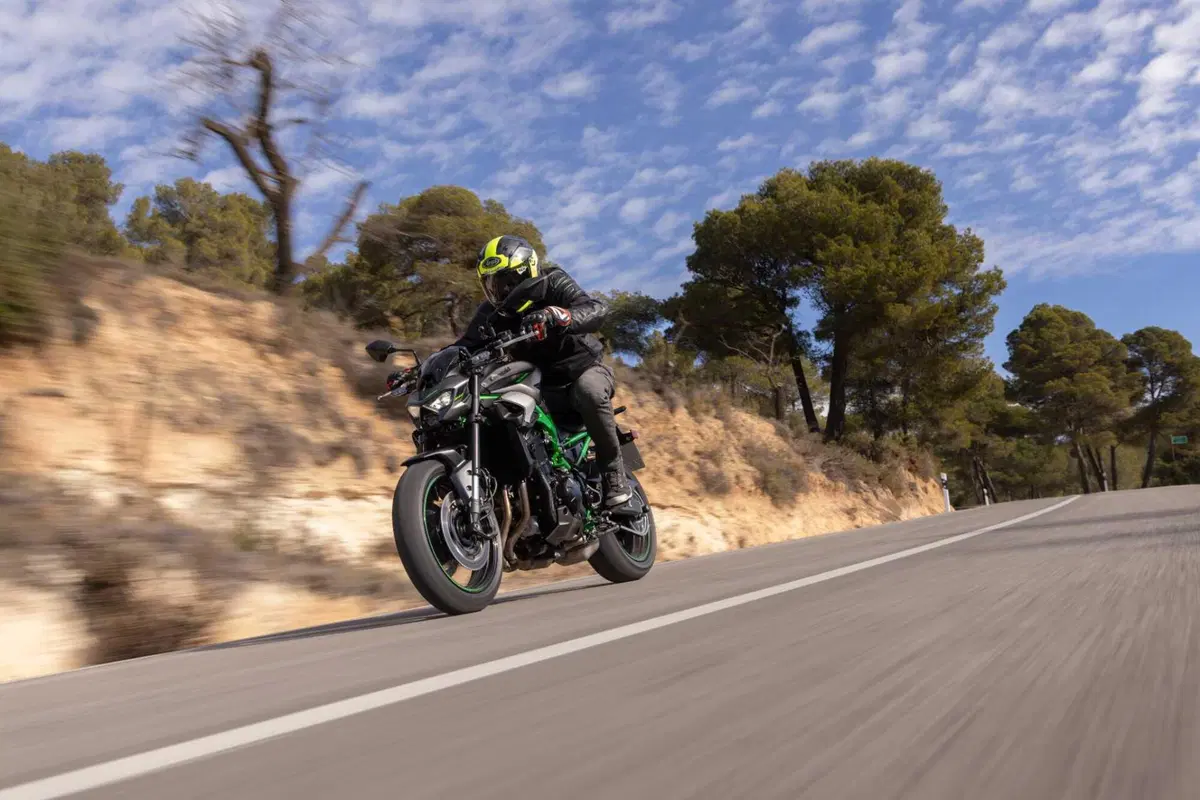 Kawasaki Z900 2025 TEST [VIDEO E GALLERY] (8)