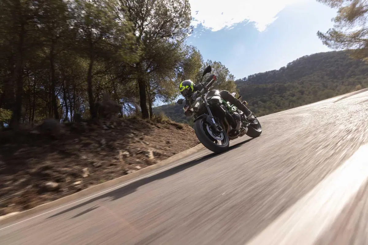 Kawasaki Z900 2025 TEST [VIDEO E GALLERY] (9)