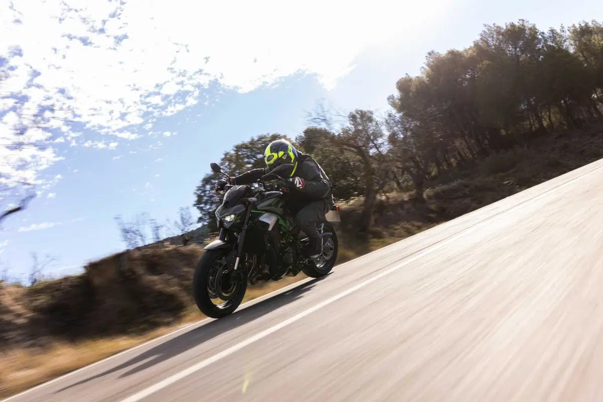 Kawasaki Z900 2025 TEST [VIDEO E GALLERY] (10)