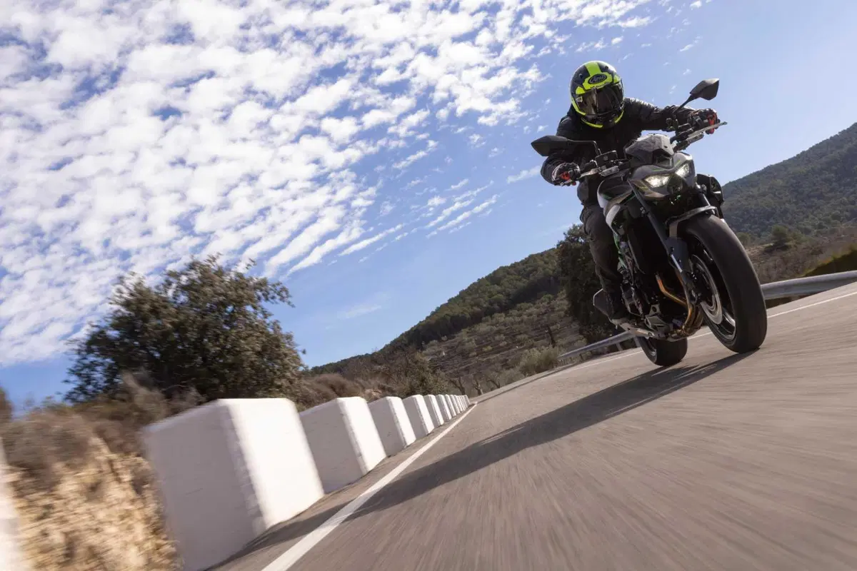 Kawasaki Z900 2025 TEST [VIDEO E GALLERY] (11)