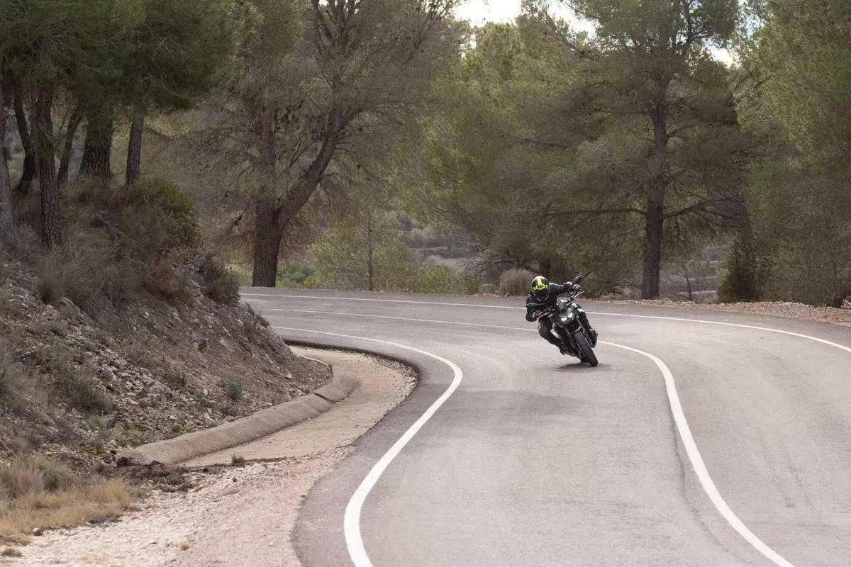 Kawasaki Z900 2025 TEST [VIDEO E GALLERY] (12)