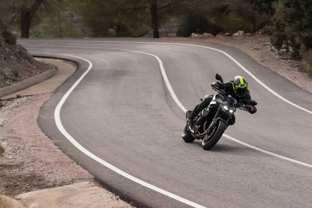 Kawasaki Z900 2025 TEST [VIDEO E GALLERY] (13)