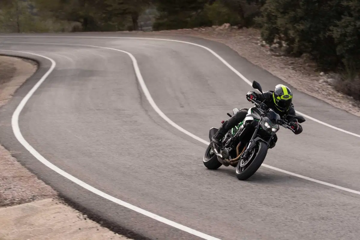 Kawasaki Z900 2025 TEST [VIDEO E GALLERY] (15)